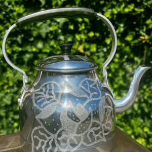 Traditionele Surinaamse theeketel