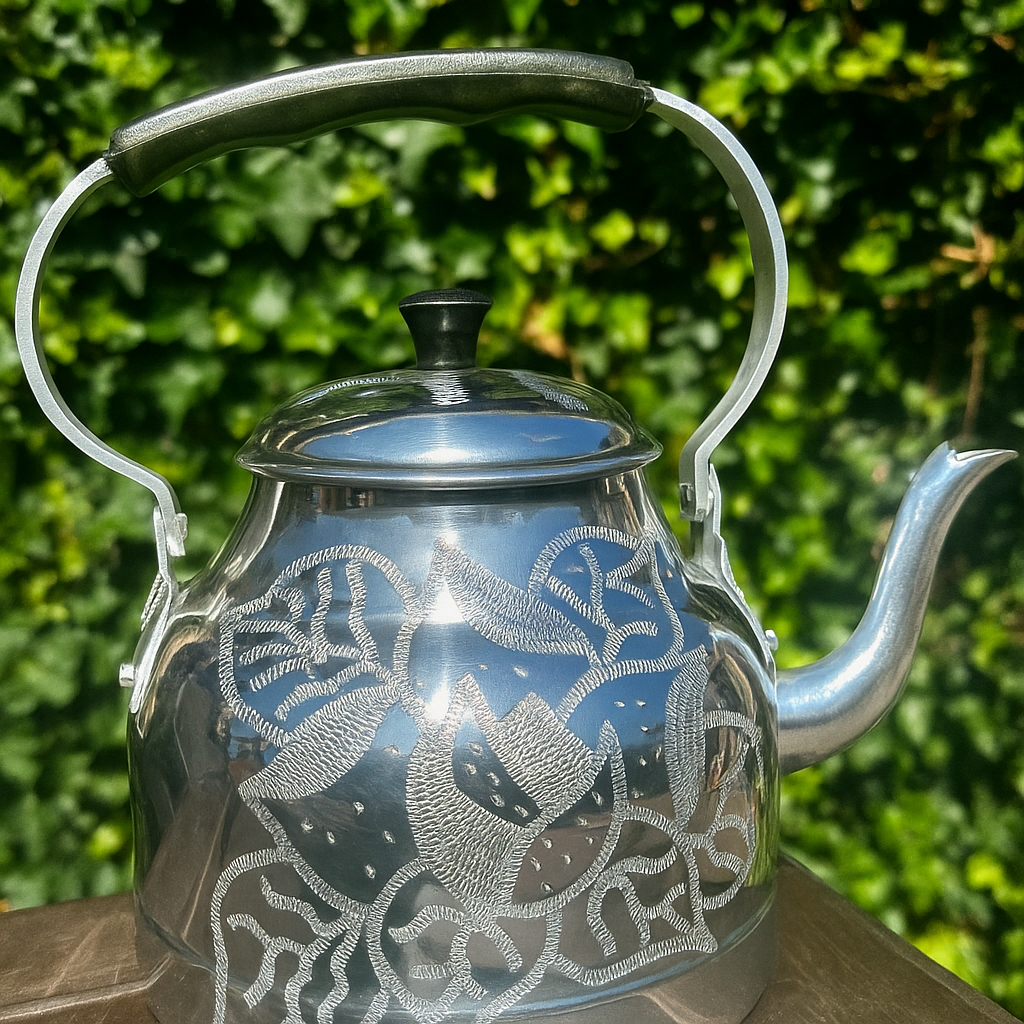 Traditionele Surinaamse theeketel